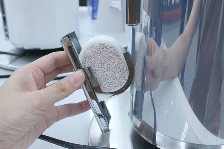 �u�N���x���� LED�v�̓J�[�g���b�W�̌������K�v�A�����̖ڈ���1��8���ԗ��p�Ŗ�3�����ƂȂ��Ă���