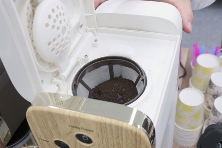 �R�[�q�[�̕���{�̏�ɓ����