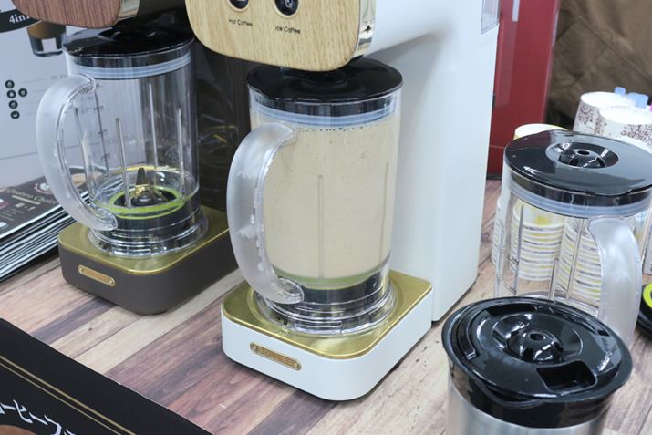 �R�[�q�[�̒��o���I���ƁA1���قǃR���e�i���������͂񂵂Ăł�������B�X���ӂ����߁A���͂��傫�߂�