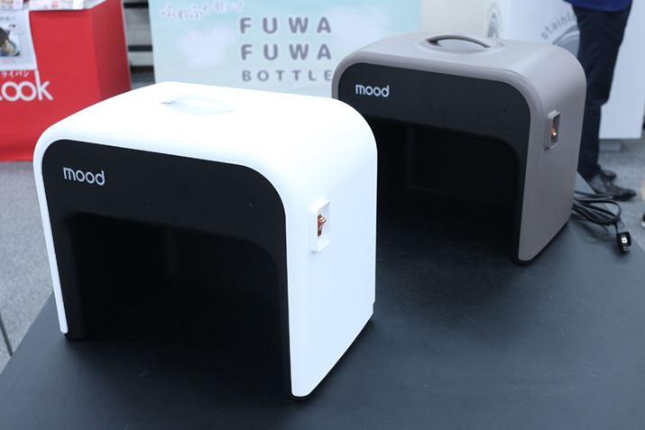 �J���[�̓z���C�g�i��O�j�ƃu���E���i��j�B����d�͂�125W�̏ȃG�l�݌v�ŁA1���Ԃ̓d�C��͖�3.4�~