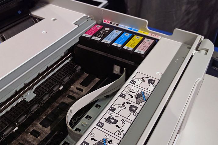 �{�̂ɑ΂��ĉ��z�u���ꂽ�C���N�J�[�g���b�W�B�u�N�}�m�~�v�ƌĂ΂��V�����C���N�J�[�g���b�W�ƂȂ�