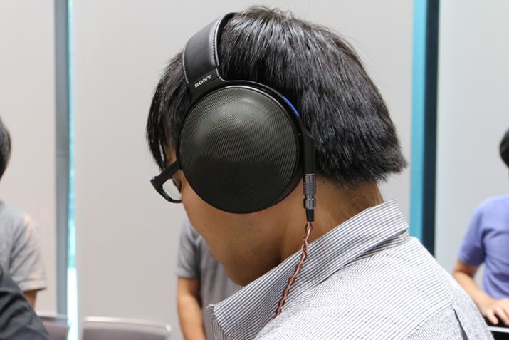 MDR-Z1R𑕒ƂB70m̑ahCo[jbg͂͂傫