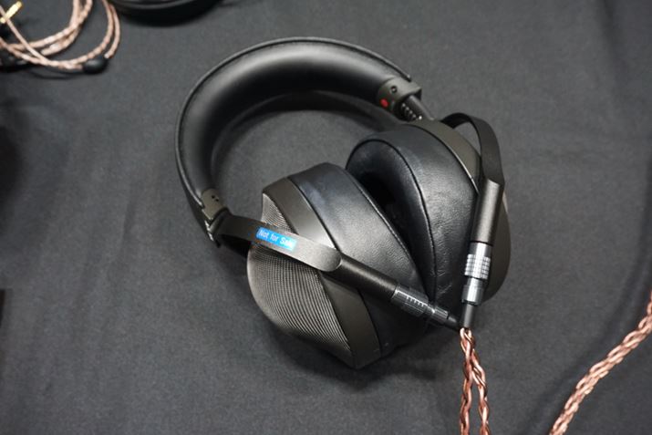 wbhzP[u΃P[uɑΉBʐ^͕ʔ̃Lo[P[u𑕒ĂƂ낾