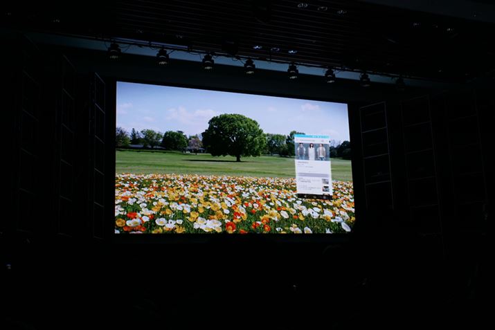 ԔȂǂ̃bNXłIȃV[̉fƃX}[gtH̉ʂ𓯎ɕ\łƂʔAv