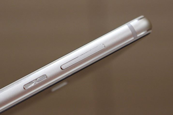 7.45mmƂ̃{fB́A2.5DKXŕĂ邽߁AG͂Ȃ߂炩