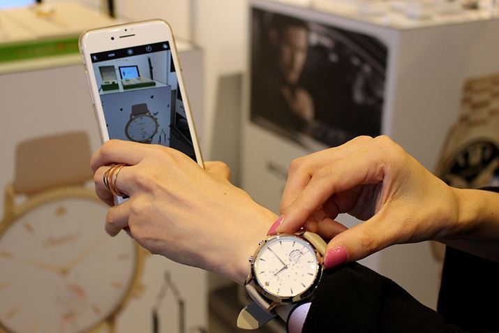 Ղ̉̃{^ŁAX}zJ̃Vb^[𑀍ł܂