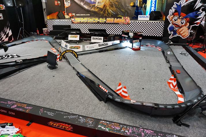 �M�҂��K�ꂽ���̃R�[�X��8�̎��^�B�J�[�u�ɂ͂��Ȃ�̌X�΂��݂����Ă���