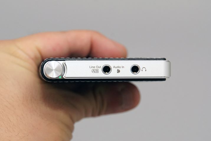 {̏㕔ɂ́A3.5mmwbhzo͂ƃCóiAiO͌pjp