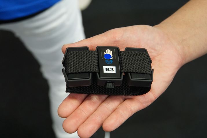 HADO�i�n�h�[�j�Ŏg�p���Ă����p�̃S�[�O���^AR�Ή��f�o�C�X�Ƙr�ɑ�������A�[���Z���T�[