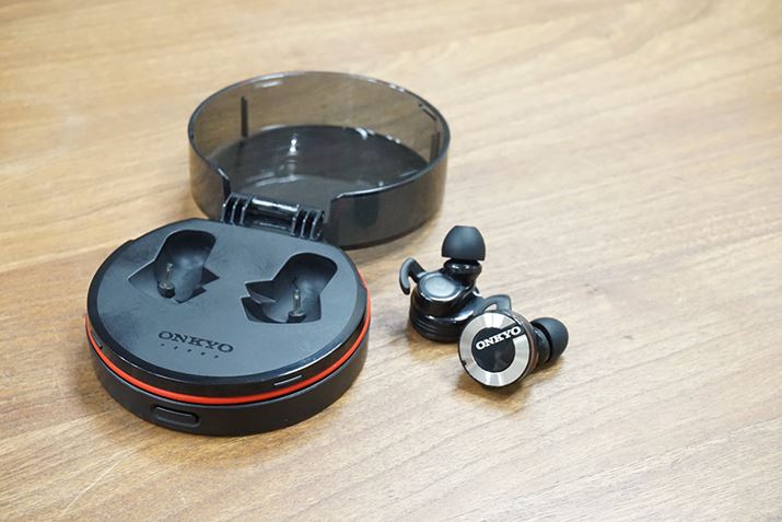 啿ȕtP[XB{̂͂ސԂĆA[dpmicroUSBP[uitj