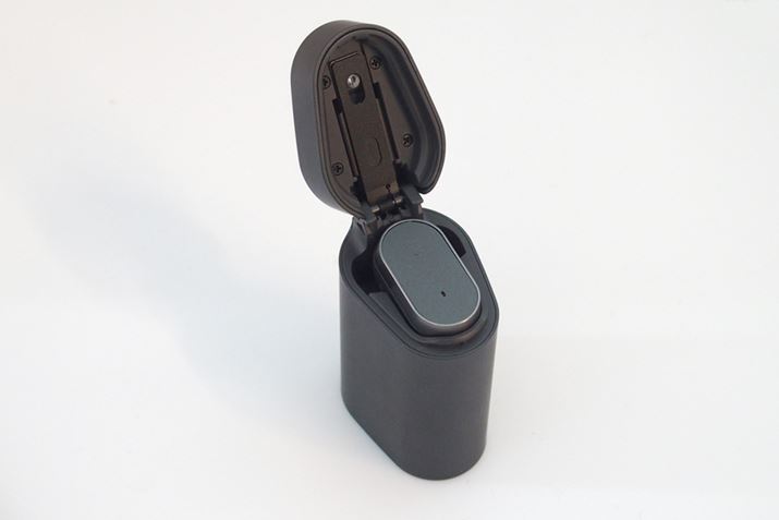 �o�b�e���[�����̏[�d�P�[�X�Ɏ��[���ď[�d����