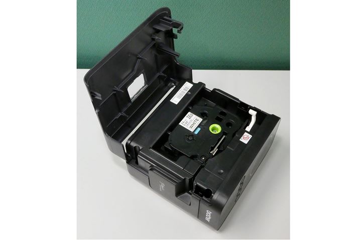 xe[v́A{̂̑ʂJpbƊJē\ɂȂĂBő啝24mm̃e[vgp\