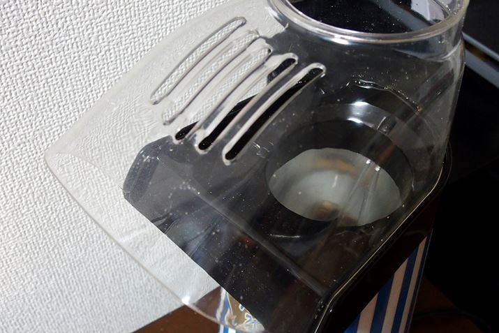 gpB{̏㕔ƃJo[̓ɁAR[̃JXtxł