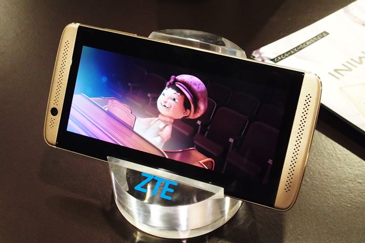 �f���A���X�s�[�J�[�𓋍ڂ��A�X�e���I�T�E���h���y���߂�