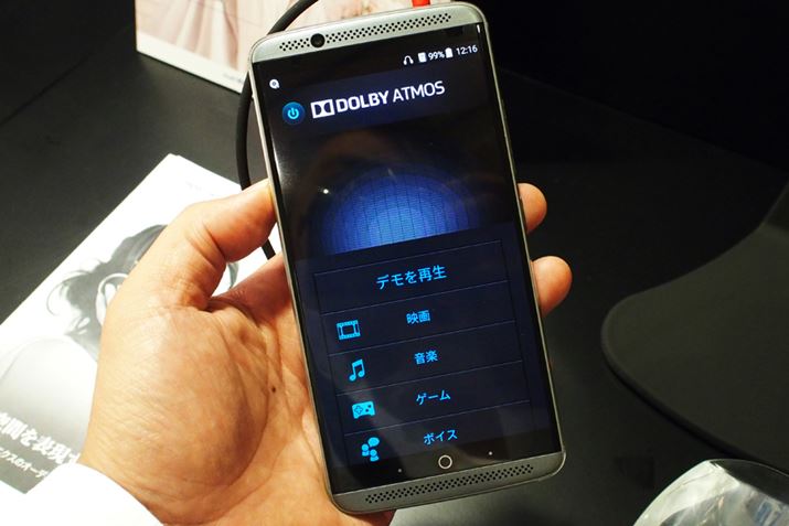 �f��ق�z�[���V�A�^�[�A�T�E���h�o�[�Ȃǂɍ̗p�����Dolby Atmos���X�}�z�ɏ�����