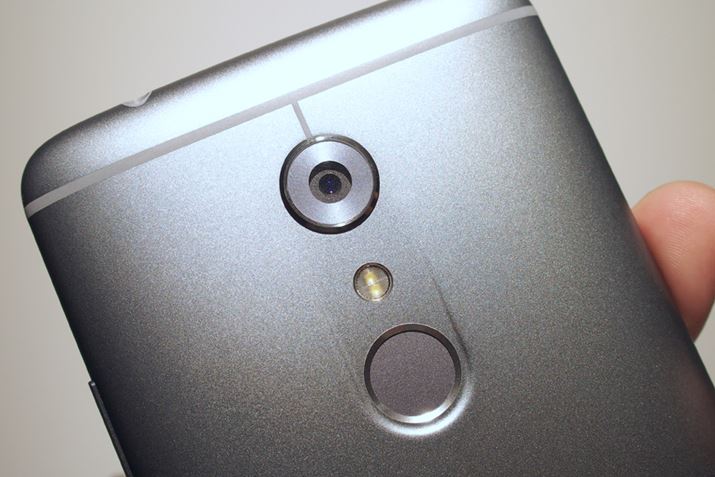 AXON 7�͌��w���Ɠd�q���̎�u���␳�@�\�𓋍ځB�J�����̉��ɂ͎w��Z���T�[�������