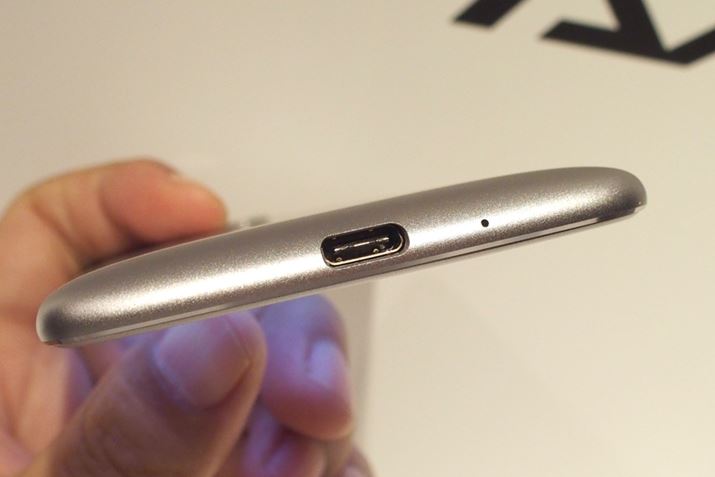 �O���C���^�[�t�F�C�X��USB Type-C�iAXON 7��USB3.0�AAXON 7 mini��USB2.0�j�B3.5mm�̃C���z���[�q��������