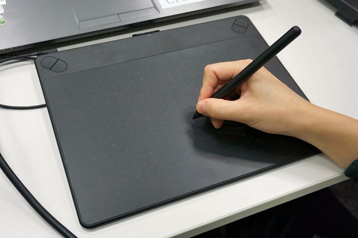 Intuos 3D̃TCY275ij×217.2isj×10.7ijmmŁAǂݎ͈͂216ij×135isjmm