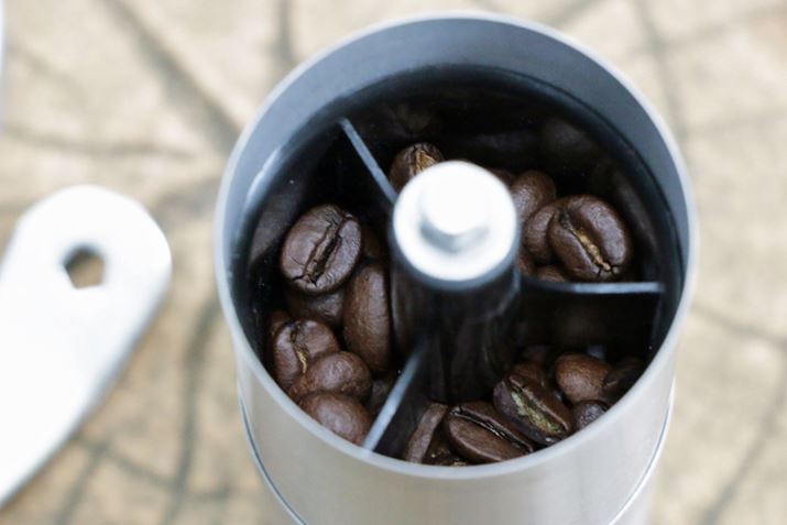 �R�[�q�[���̓R�[�q�[�~���̃t�^���O�������ɓ����B��x�ɖ�20g�i��2�l���j�܂ŃR�[�q�[����҂��܂�