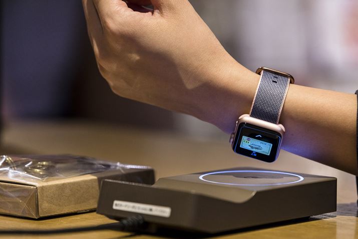 Apple Watch Series 2̓fBXvCʂɃAeiߍ܂Ă