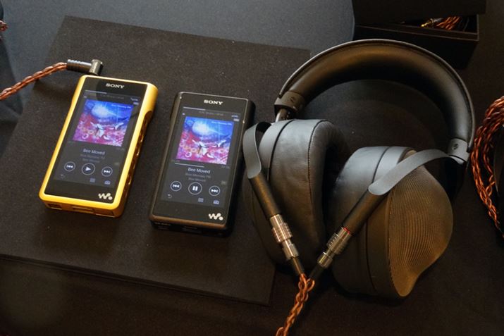 \j[́gSignature SerieshW߂pu[X̗lqB30~̃EH[N}20~̃wbhzgݍ킹Ďł