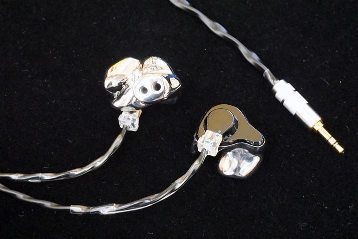 `^JX^VF̗puFitEar TITANvB10Ńj^[̔ꂽ