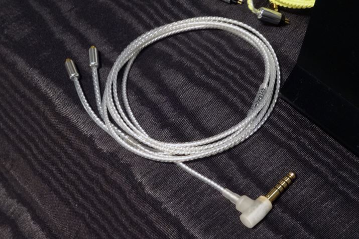 ݂čH[QlWĂ4.4mm5ɃvO̗poXP[u̎i