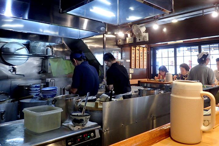 �X���ɂ�L���^�J�E���^�[������A�~�[�͍L�߂̃��C�A�E�g�ł�