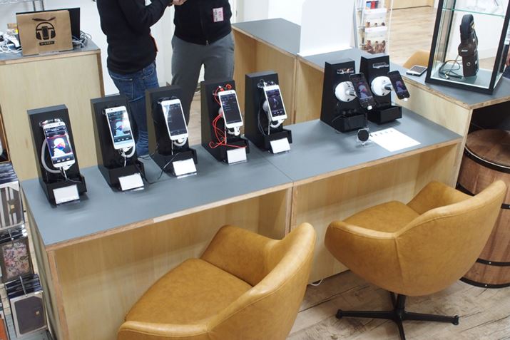 eX}zR[i[̗lqBɂAndroidX}[gtHiPhoneȂǂWĂ