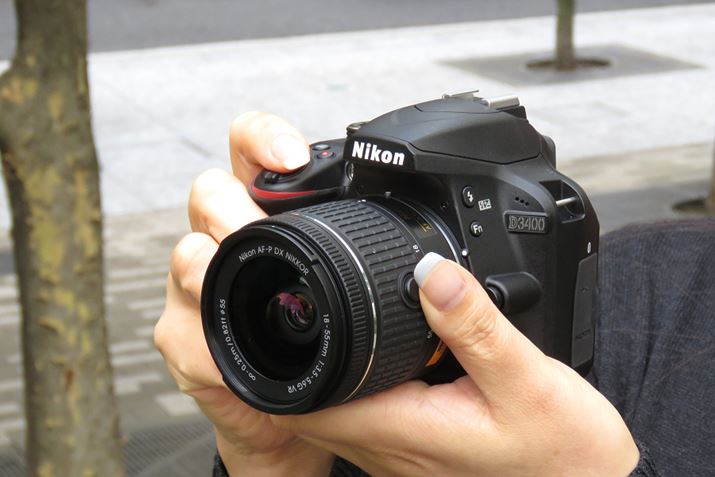 �uNikon�@D3400�v�i�����Y�́A�uAF-P DX NIKKOR 18-55mm f/3.5-5.6G VR�v�𑕒��j