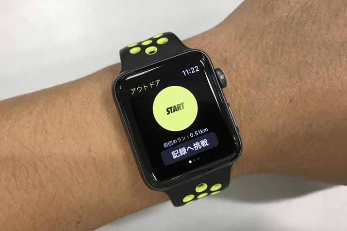 Nike{Run ClubAv^bvƁAɃjOX^[gł