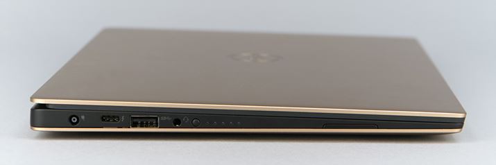 �����ʁBThunderbolt 3/USB Type-C���p�[�q��USB 3.0�[�q�A�w�b�h�z���o�͂������