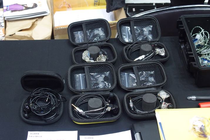 eCz̃u[Xɂ́AFitEarULTIMATE EARS̃JX^IEM̎@pӂĂ