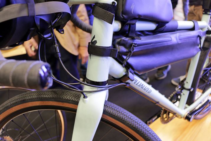 �N���������̃t���[���͍אg�����A�t�H�[�N�̓J�[�{�����̍ŐV�K�i�Ŕ��͂̂���t�H�����ƂȂ��Ă���