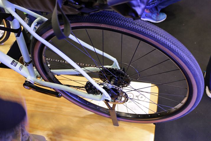 700×42c�Ƃ��������^�C���Ƀf�B�X�N�u���[�L��g�ݍ��킹���݌v�́A�r�ꂽ���ł����j�ł���