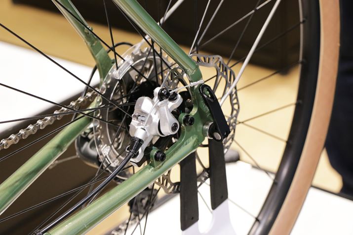 �u���[�L�͋@�B���̃f�B�X�N�ŁA�}�E���g�̋K�i��MTB�ȂǂƓ��������ƂȂ��Ă���