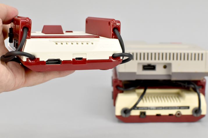 ~jt@~R̔wʂɂ́AHDMI|[gmicroUSB|[gi^CvBjĂ܂