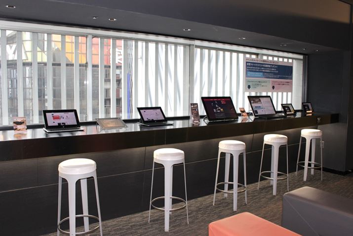 Cxgꃍr[̗lqBXperia^ubggė҃AP[gsĂ