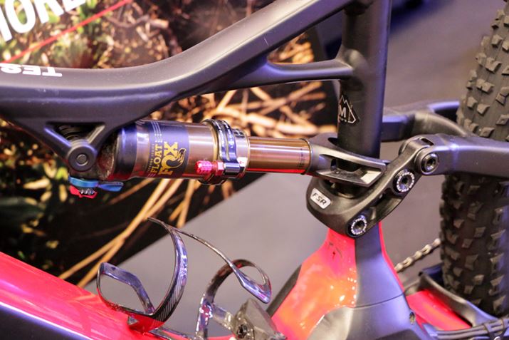 N̖{iIȃATX́AƘHʂɃp[`Ăꂻ