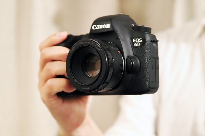 RXgptH[}X̍ŐlC̃Lm̕WYuEF50mm F1.8 STMv