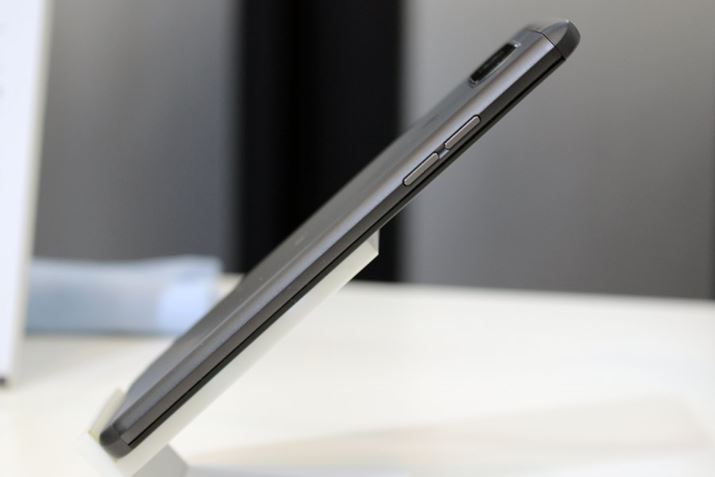 �����ʂɂ̓{�����[���{�^�����z�u�����