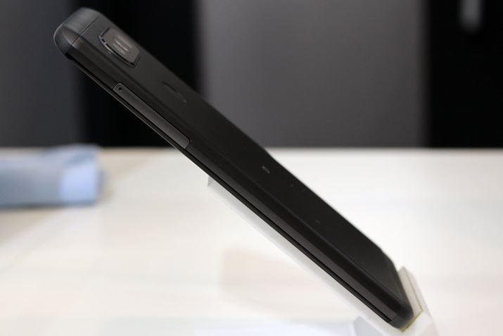 �E���ʂɂ́ASIM�J�[�h�X���b�g�����microSDXC�������[�J�[�h�X���b�g��������