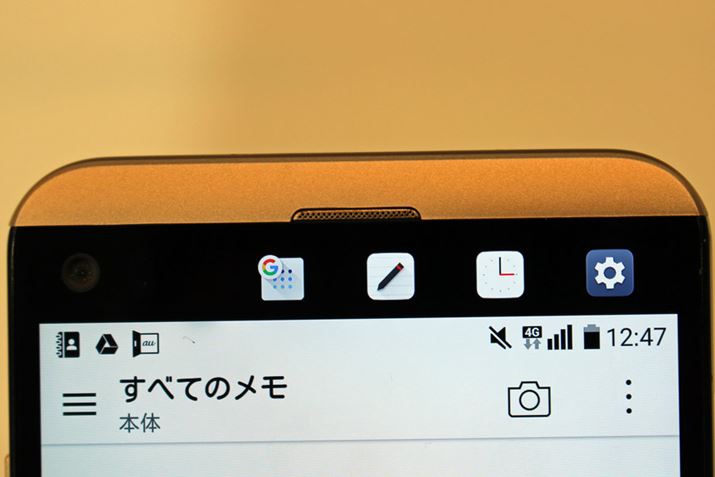 �u�Z�J���h�X�N���[���v�́A���C���f�B�X�v���C�̏�A�T�u�J�����ׂ̗ɔz�u�����