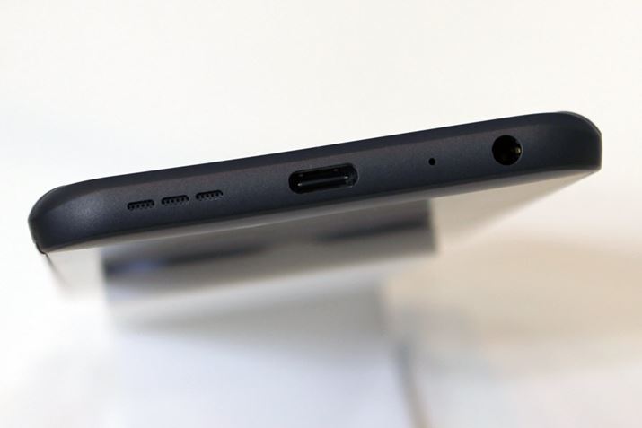 ���ʂɂ́AUSB Type-C�|�[�g��w�b�h�z���[�q���z�u����Ă���