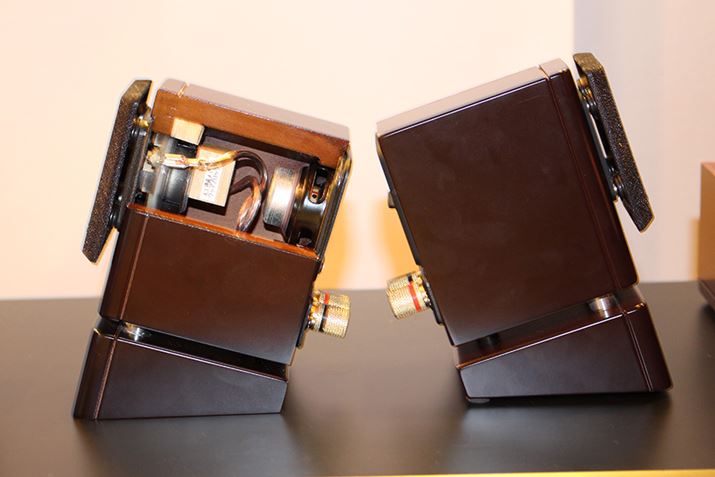 X΂̂pX^hBhCo[jbg㕔ɂ̓CvubN\tĂ