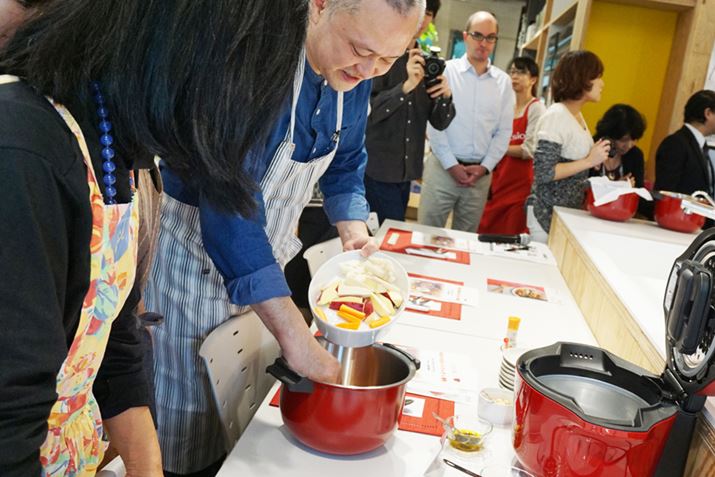 �w���V�I �z�b�g�N�b�N�ɐG���̂͏��߂ĂƂ����Q���҂΂���B�H�ނ͓K���ɕ��ׂĂ����́H�@�Ƌ����ÁX