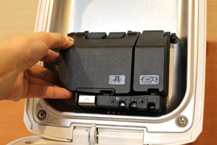 �C�[�X�g����ꂽ��p�e����A�{�̂̂ӂ��Ɏ��t���܂�