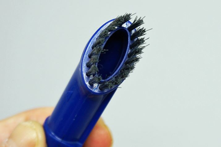 �z�[�X�̓����ɂ͌���1���邾���ł����A�u���V�͑�������Ă���̂ŃS�~��|�����Ƃ��\