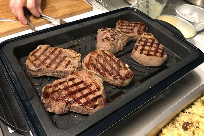 ���ɐݒu���ꂽ�L�b�`���ł́A�V�F�t���u�z�[���o�[�x�L���[�v�ŃX�e�[�L�𒲗��B�����������ȏĂ��F�I