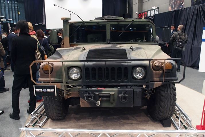 ��ꒆ���ɂ́A�A�����J�R�̌R�p�ԗ��u�n�����B�[�iHMMWV�j�v���W������Ă���